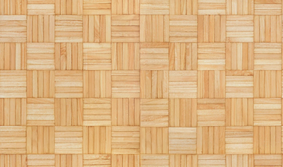 Parquet en bois clair avec motif damier composé de lames orientées alternativement horizontalement et verticalement