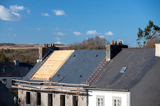 Remplacement d'un toit en ardoise d'une petite maison dans les Monts d'Arr&eacute;e en Bretagne