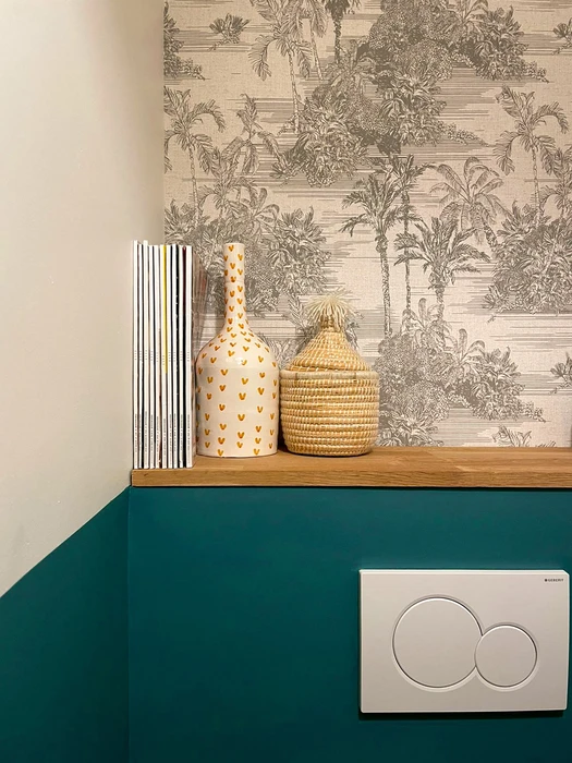 Toilettes design avec bâti-support mural en teinte vert émeraude, plaque de déclenchement double touche Geberit blanche encastrée