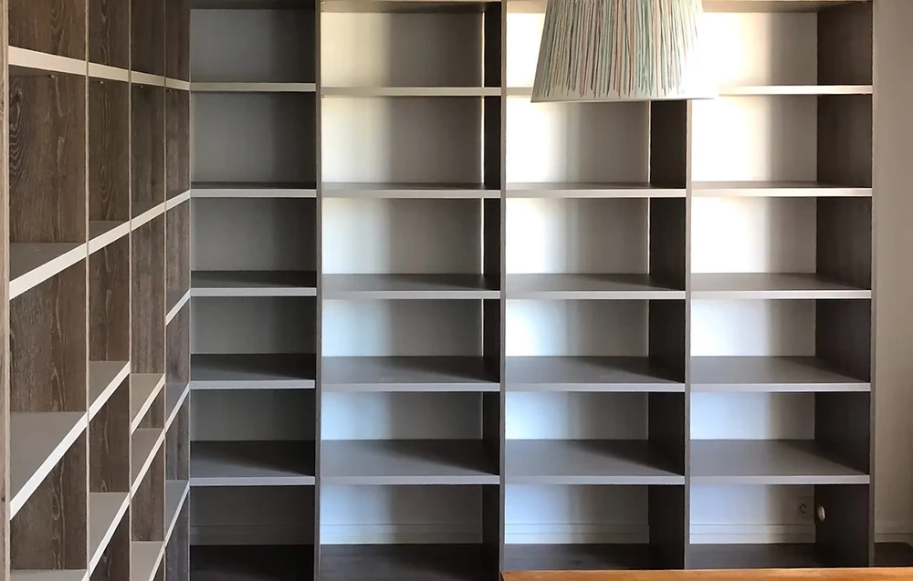 Grande bibliothèque murale encastrée, vide, contemporaine, avec structure en panneaux mélaminé blanc et étagères en MDF gris anthracite