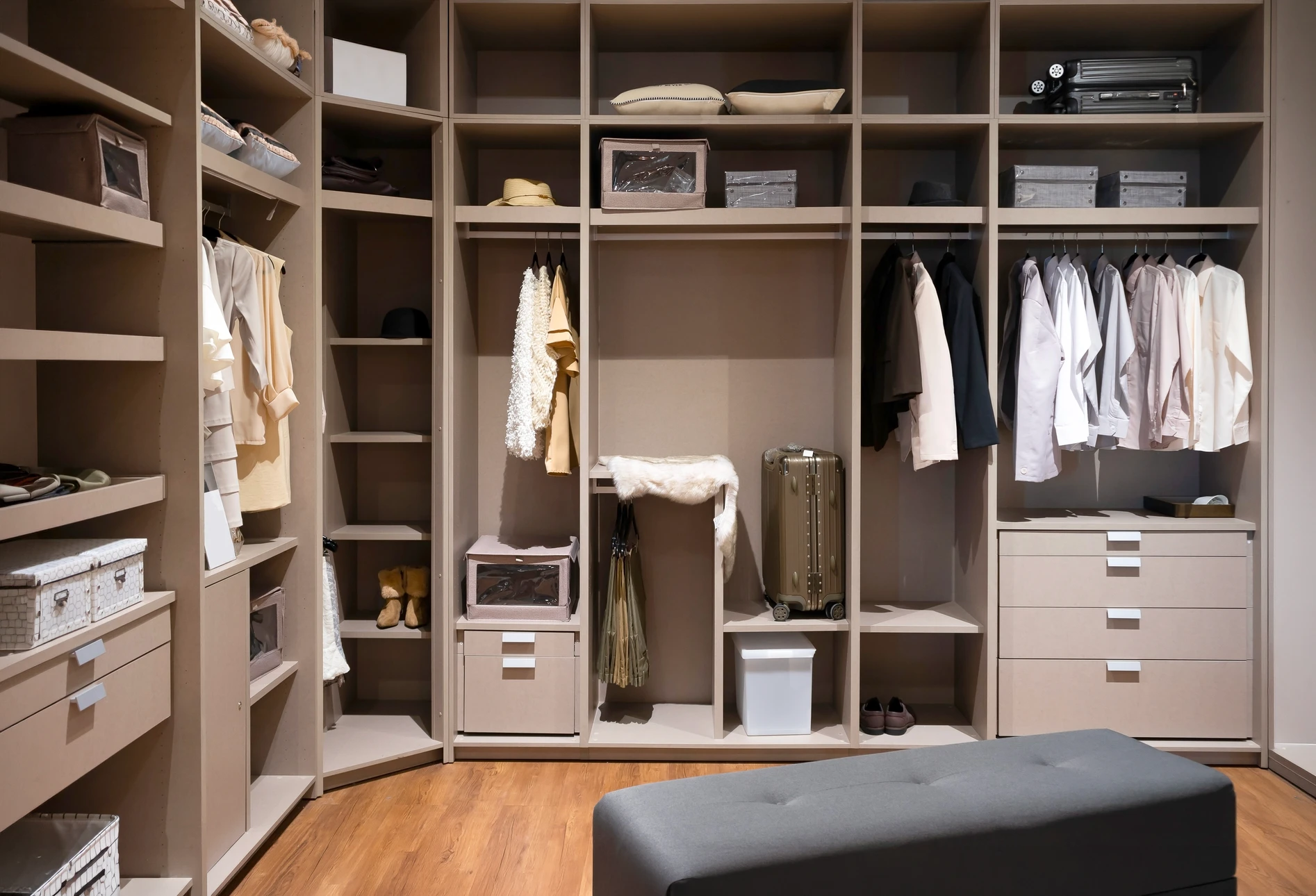 Dressing-room spacieux aux finitions bois clair avec éclairage LED intégré