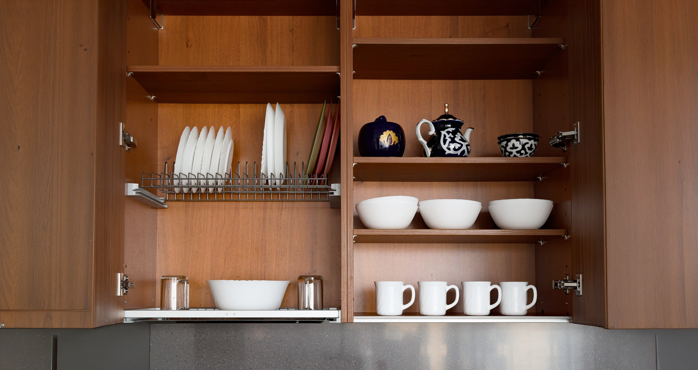 Étagère murale en bois massif aux veines apparentes, fixée sur mur blanc minimaliste