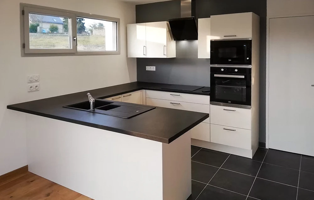 Salon vide avec carrelage grand format effet pierre naturelle, tons gris et ocre, finition semi-polie