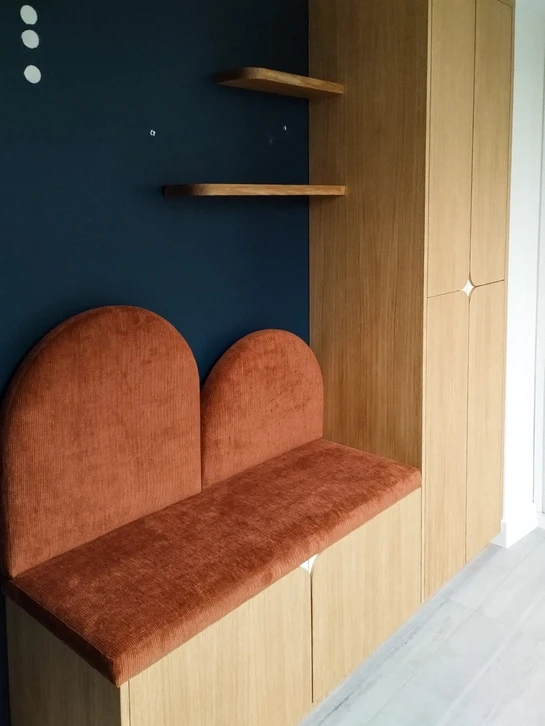 Intérieur minimaliste avec étagères murales en bois clair sur mur blanc