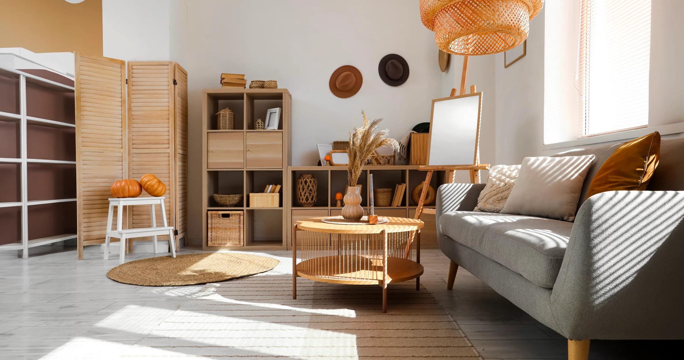 Chambre moderne avec dressing ouvert intégré au mur, présentant vêtements suspendus sur deux niveaux et chaussures rangées