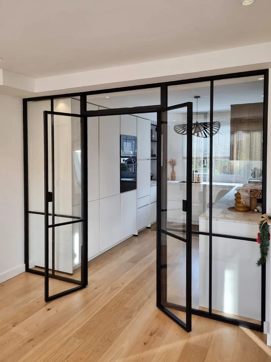 Composition professionnelle montrant les logos ou badges officiels des certifications RGE et Qualibat en &eacute;vidence, avec un design &eacute;pur&eacute; et moderne. Les logos doivent &ecirc;tre clairement visibles et reconnaissables, dispos&eacute;s de fa&ccedil;on &eacute;quilibr&eacute;e sur un arri&egrave;re-plan neutre (gris clair, blanc ou beige). Une l&eacute;g&egrave;re int&eacute;gration visuelle sugg&eacute;rant la fiabilit&eacute; et l'excellence (par exemple, des &eacute;l&eacute;ments graphiques subtils comme des lignes &eacute;pur&eacute;es, des symboles de v&eacute;rification ou des &eacute;l&eacute;ments qui connotent la qualit&eacute;) peut &ecirc;tre incluse pour renforcer le message de confiance et de professionnalisme.