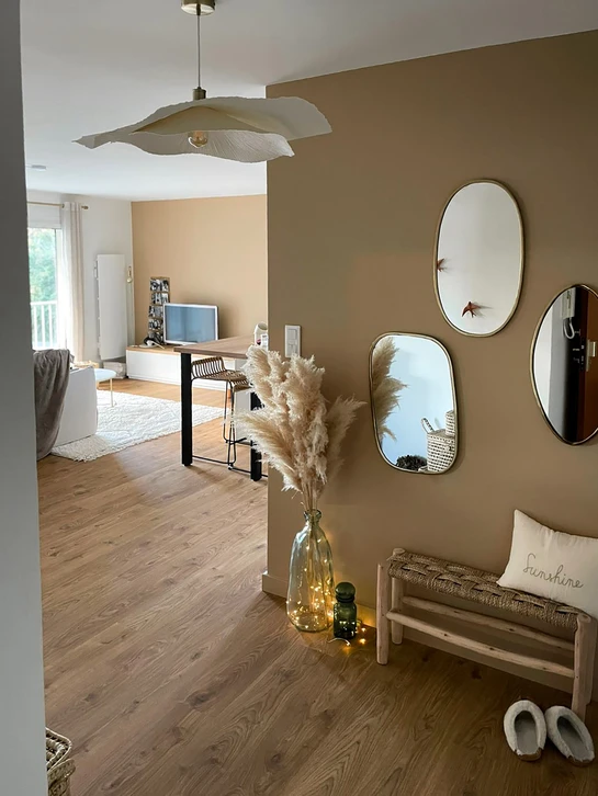 Cuisine moderne &eacute;quip&eacute;e avec plan de travail int&eacute;gr&eacute;, four encastrable avec porte vitr&eacute;e, plaques de cuisson quatre feux, tiroirs de rangement, lave-vaisselle int&eacute;gr&eacute;