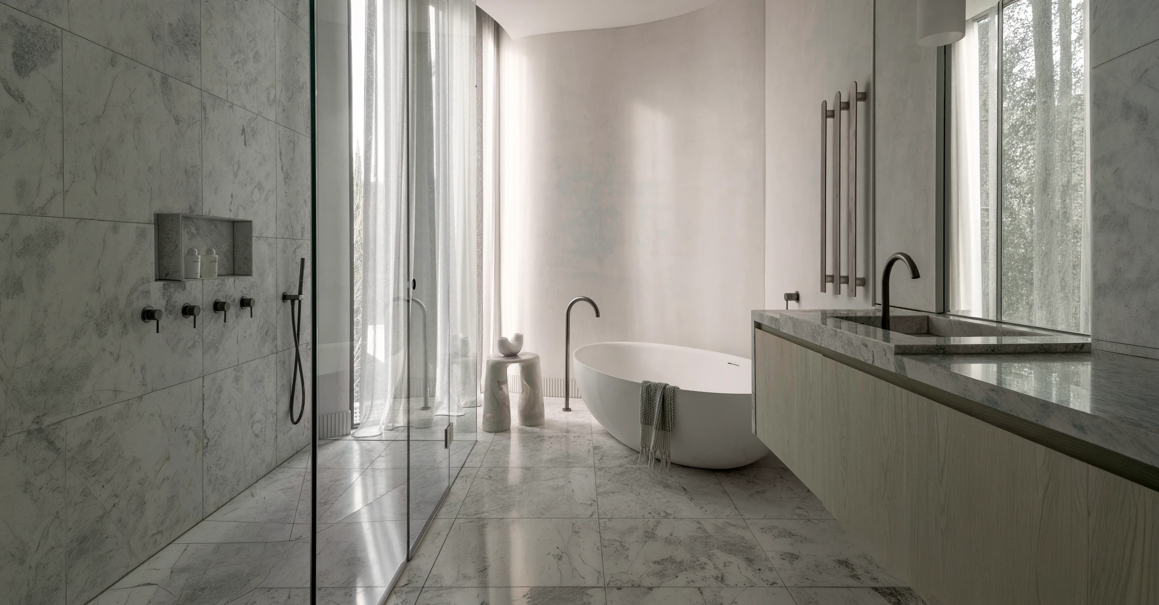 Photographie en plan rapproché d'un carreleur professionnel en action posant du carrelage ou de la faïence sur une surface murale. L'artisan est visible utilisant ses outils de pose, manipulant les carreaux, appliquant le mortier-colle ou les joints. Le carrelage ou la faïence en cours de pose doit être clairement visible, moderne et de qualité. La scène se déroule dans un contexte professionnel de chantier ou de salle de bain/cuisine en cours de rénovation. L'image transmet le professionnalisme et l'expertise du carreleur.