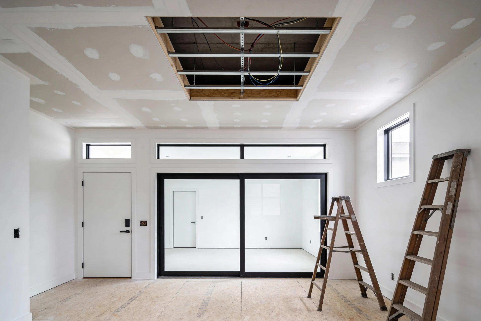 Ouvrier professionnel appliquant un enduit de lissage sur mur intérieur dans cuisine en rénovation