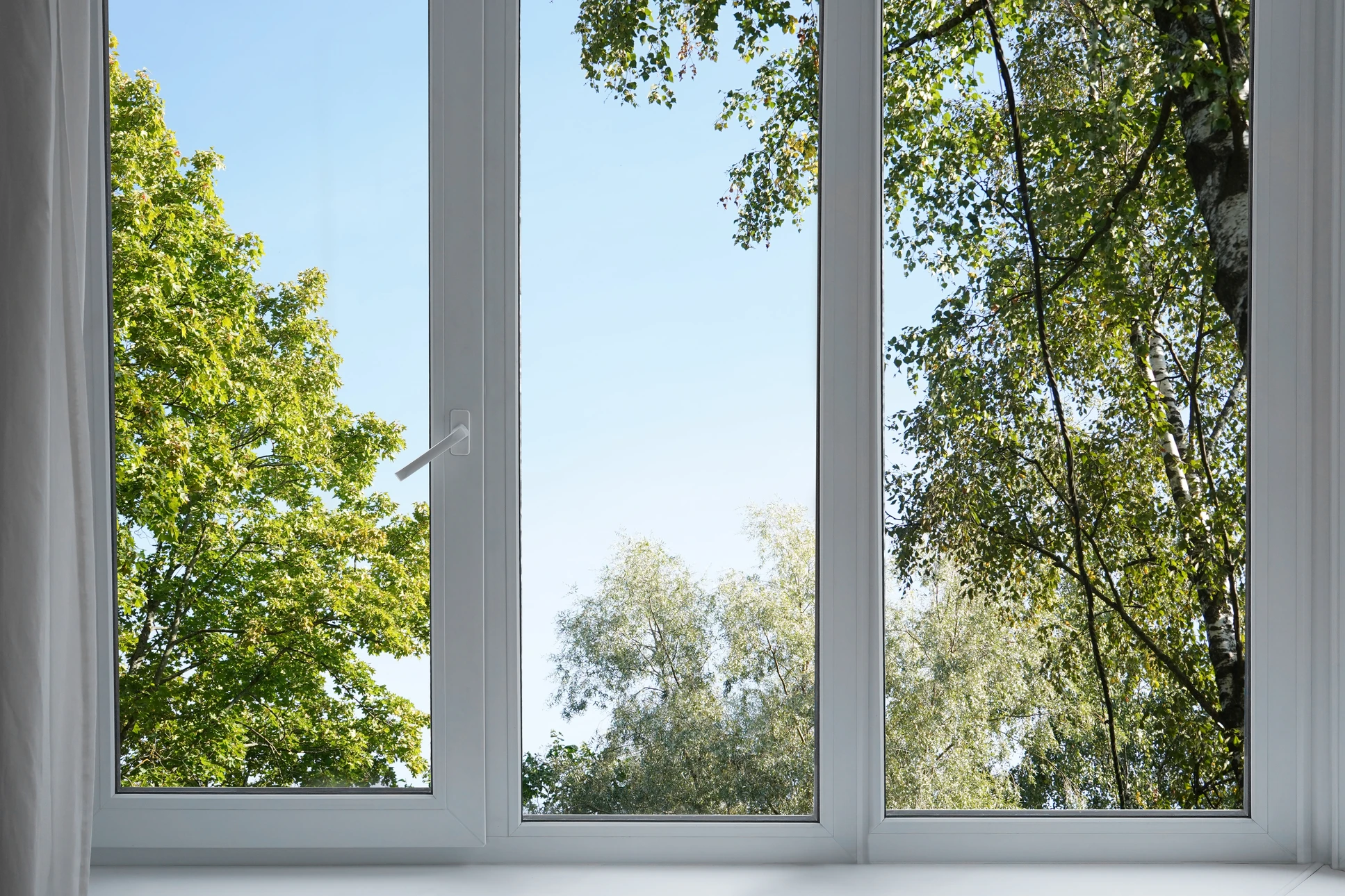 Extérieur résidentiel moderne avec porte d'entrée blanche à panneaux vitrés