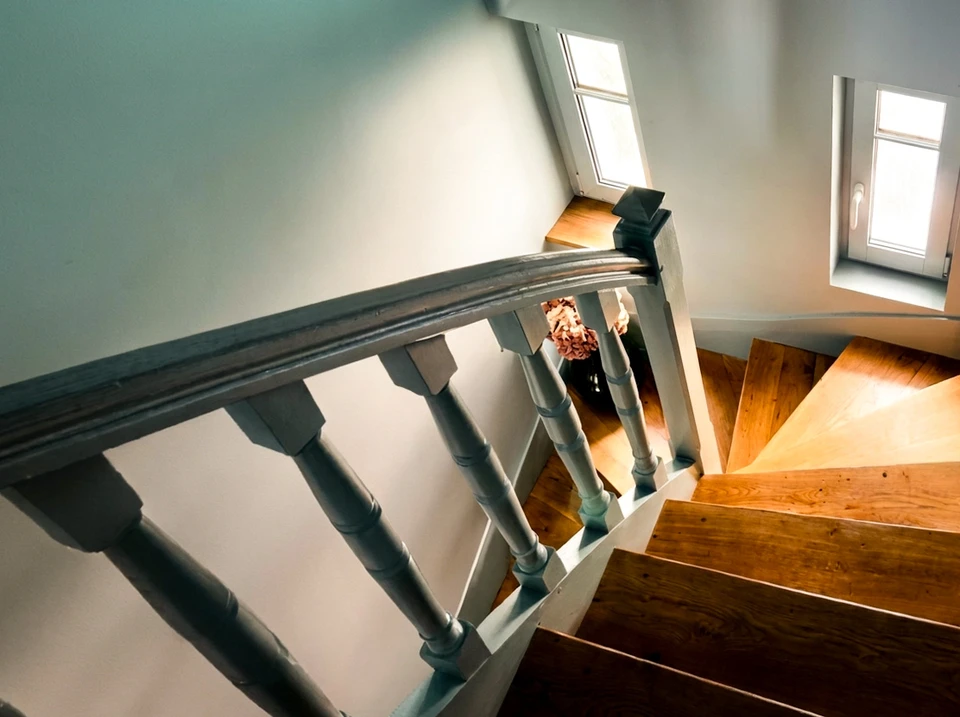 Professionnel peintre homme, se tient dans un appartement armé d'une brosse à rouleaux et seau lors d'une rénovation